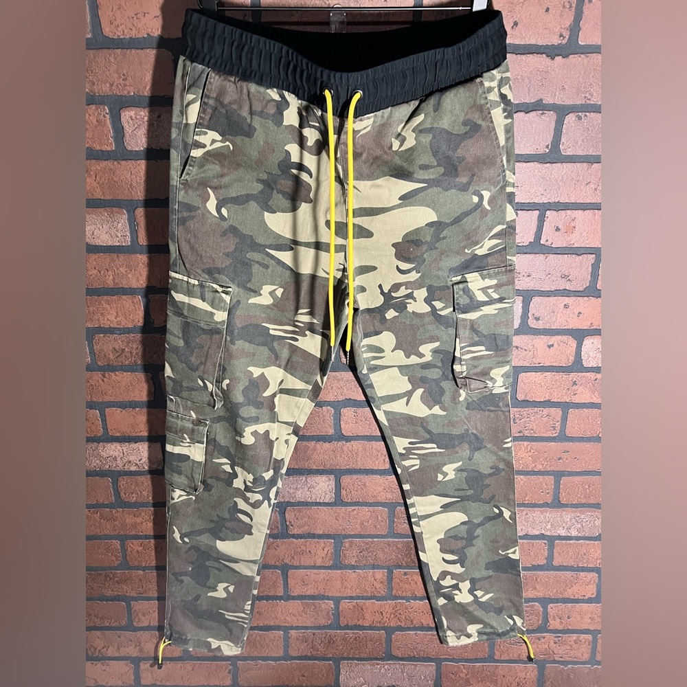 Men’s young and reckless camo cargo pants. Size medium. Cinch strings on bottoms